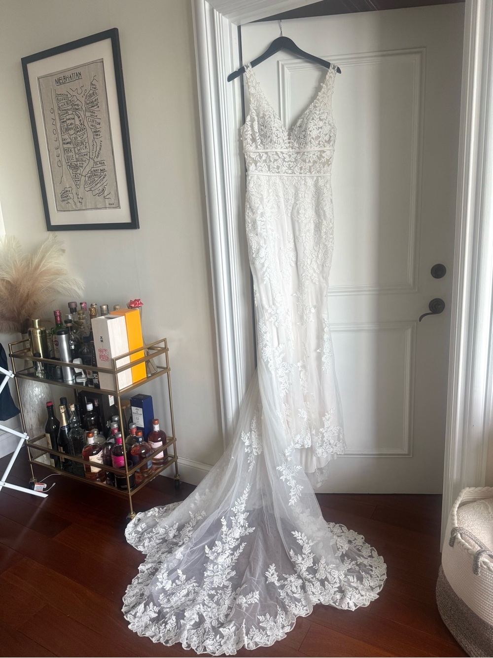 Elegant White Lace V-Neck Wedding Dress with Train